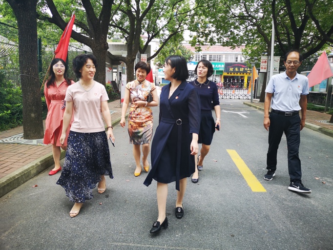 心系教育情暖教师南翔镇领导教师节走访慰问南翔中学